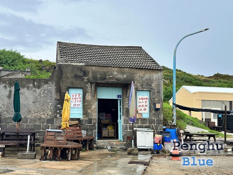 港でアイスや飲み物を売っている小さな商店